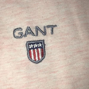 Gant T-shirt babyrosa  - Bra skick, tight i storleken, passar bra till någon kjol, 6 månader gammal men bara använt två gånger