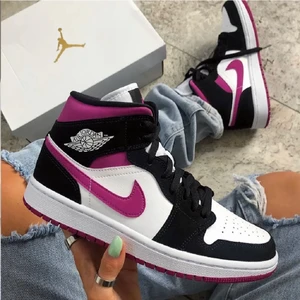 Jordans st:38/39 - Säljer dessa as snygga äkta jordans som endast är använda ett fåtal gånger. Säljer de pågrund av att jag ej använder dem längre och dom är i fint skick. Storlek 39, säljer dem för 1600 då de är i mycket fint skick. Budgivning om fler intresserade finns💞 tveka inte på att höra av dig om du är intresserad💕 (pris kan diskuteras)