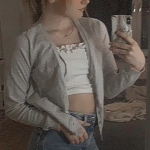 Odd Molly  - Säljer min oanvända kofta från odd Molly den är slutsåld och går inte att få tag på,den är köpt för ca 1000 kronor.kom privat för mer bilder och information 