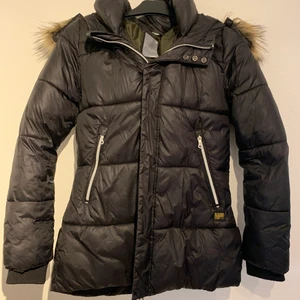 G-STAR vinterjacka fuskpäls - Jag säljer min otroligt fina vinterjacka från G-STAR som har en avtagbar fuskpälskrage. Denna är enbart använd en säsong och alltså i mycket gott skick! 
