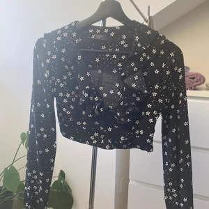 Topp från nobody’s child, strl 38 - Blommig croppad topp i storlek 38💕