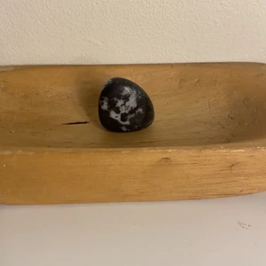 Zebra Sten  - Hej! Jag säljer denna kristall som heter Zebra sten 💗 Den kostar 35kr I vanligt fall kostar den mellan 45 och 55kr. Frakten är köparen ansvarig över. 💗 Om ni gillar kristaller så kolla gärna min profil där jag säljer massor med andra kristaller 💗🔮