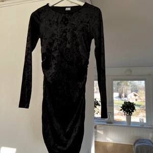Klänning  - Klänning i sammetsliknande material i nyskick! Frakt tillkommer på 51kr