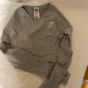 Gymshark topp - Säljer denna fina Crop top från gymshark, använd endast vid ett tillfälle då bilden togs så den är i nyskick men säljer då jag tyvärr inte fått användning mer för den🤍 nypris 399:-