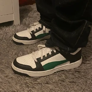 Puma skor - Säljer dessa vintage puma skor då de inte kommer till så mycket användning🤩 Skulle säga att den snarare passar en 40 :)) fint skick! Pris kan diskuteras