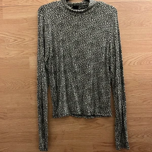 Långärmad leopard tröja  - En väldigt mjuk och tunn långärmad tröja i leopard! Liten liten krage på den! Hör av er vid frågor eller fler bilder🥰