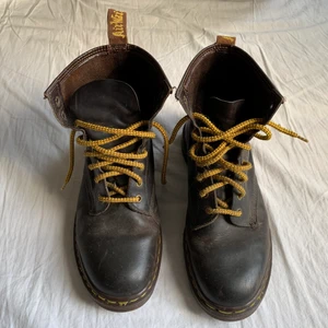 90’s vintage Dr. Martens made in England - Vintage Dr. Martens 1460 crazy horse i storlek 43. 90-tal. Made in England. Mörkbruna. Snyggt naturligt slitage.