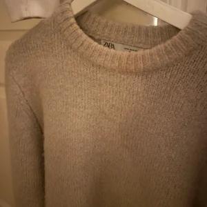 Stickad tröja  - Stickad tröja från zara i storlek M men passar S också!💞