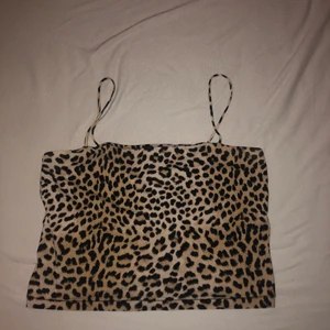 Leopard linne  - Ett suuperfint leopard linne från ginatricot, säljer för att de är för liten storlek😢storlek s passar även xs💕