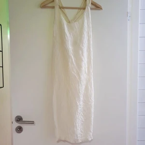 Gräddvit Tiger of Sweden klänning  - Gräddvit Tiger of Sweden klänning. Klänningen veckade och i storlek M. Sparsamt använd. 