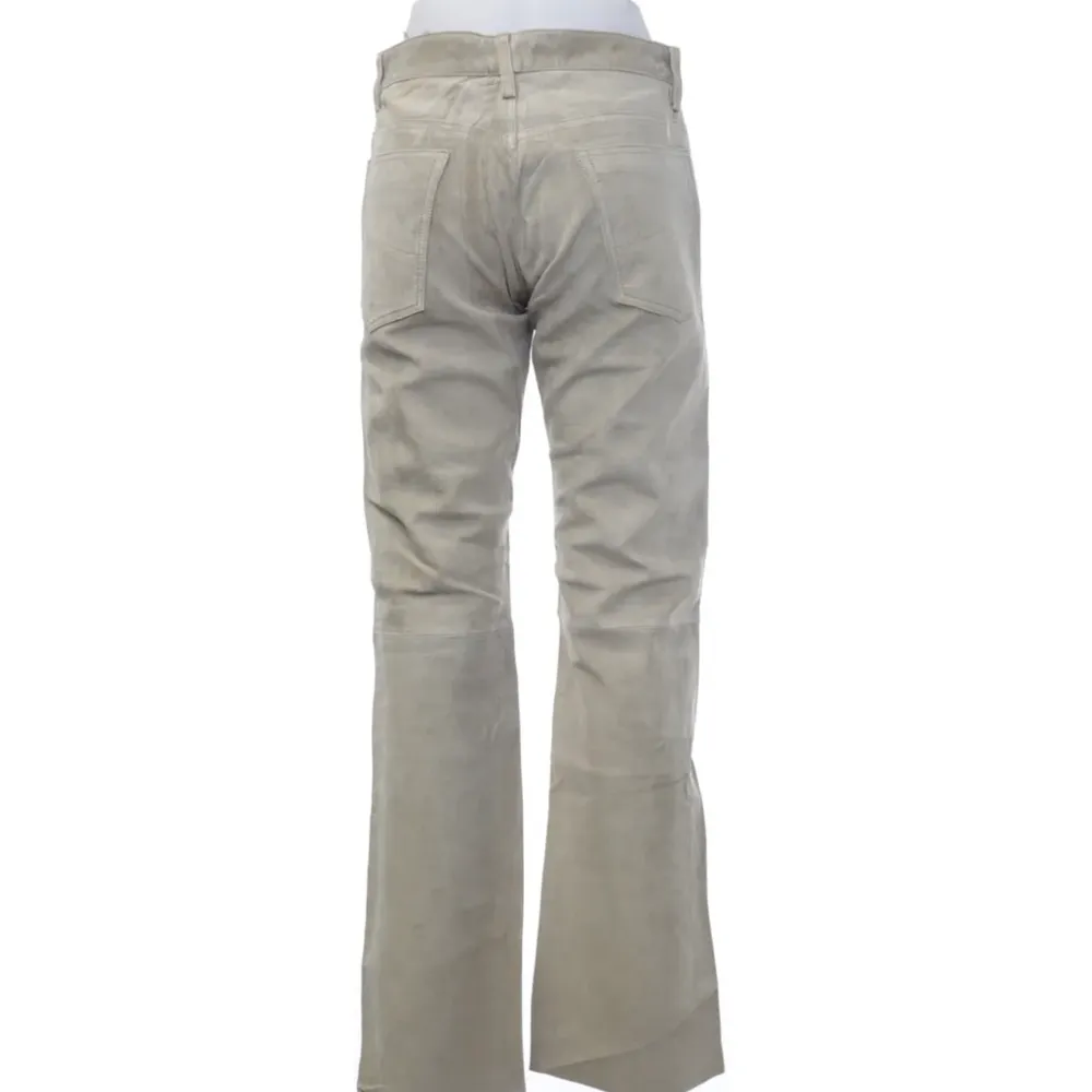 Skiiitsnygga vintage beiga brallor med mocka liknande material. I storlek xs man men sitter perfekt på mig som brukar vara s/m. Är i bootcut modell och passar till precis allt!. Farkut & Housut.