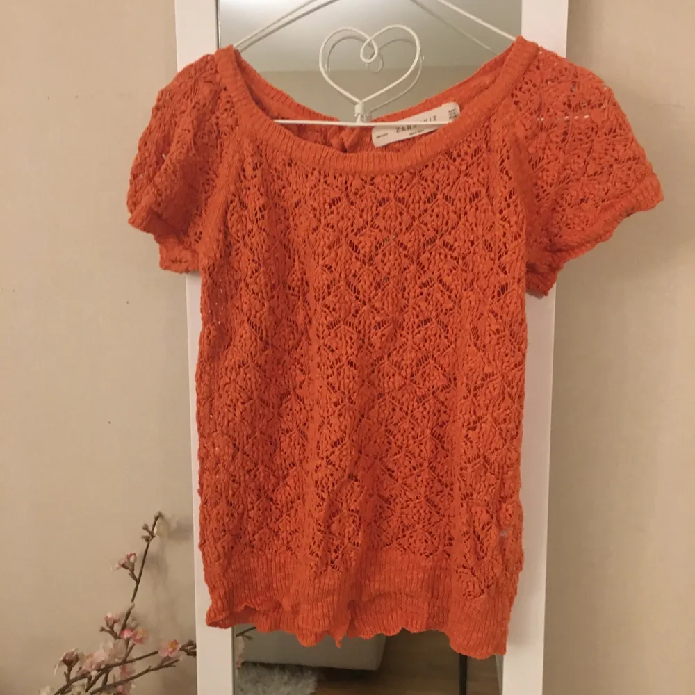 Säljer denna snygga orange tröja från zara som har sjukt fin knäppning vid ryggen! . Toppar.