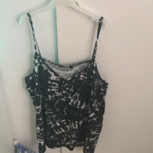 Linne  - Svart vitt linne storlek s men passar även folk med m 