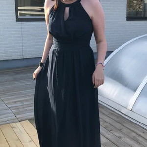 Marinblå balklänning - Marinblå balklänning från Vila som endast använts en gång. Jätteskön och passar bra till skolbal/middag. Spetskant under brösten. Fler bilder finns! Storlek 38, modellen är 169cm + klackskor. Köpare står för frakt.