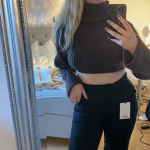 Brun tröja - Aldrig använd, klippte av lapparna för fort. Från Gina. Storlek XS men passar en S med 