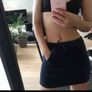 Samettkjol - Samettkjol i marinblå, ficka framtill 