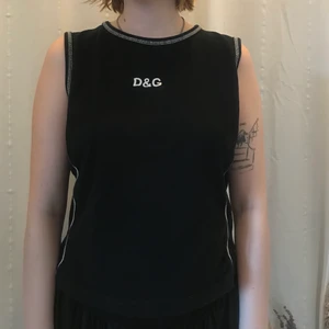 Dolce & Gabbana - Jättefint linne från Dolce & Gabbana! Storleken är Xl men jag har haft S och den har passat perfekt på mig