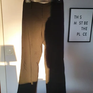 Kavajbyxor från hm - Svarta kavajbyxor i storlek 34. Svagt utsvängda ben och helt oanvända