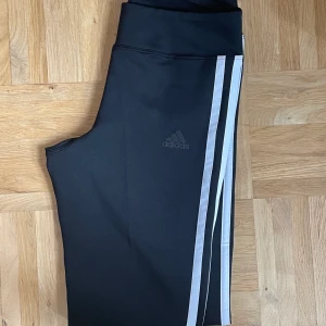 Adidas tights - Vanliga adidas tights eller yoga pants som passar att ha när man tränar. Du står för frakt. Nyskick.