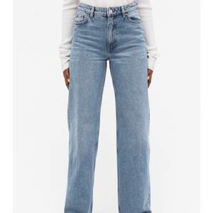 Snygga jeans från Monki i modellen yoko som tyvärr är för korta på mig som är 172. (Nypris 400kr) Skulle säga att de sitter perfekt på någon som är 162-169cm😊 Frakt tillkommer på 66kr☺️
