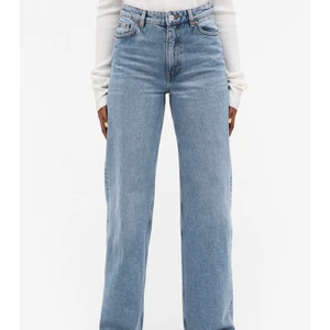 Jeans - Snygga jeans från Monki i modellen yoko som tyvärr är för korta på mig som är 172. (Nypris 400kr) Skulle säga att de sitter perfekt på någon som är 162-169cm😊 Frakt tillkommer på 66kr☺️