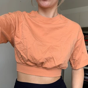 Crop top - Färgen passade inte mig, känns som en xs