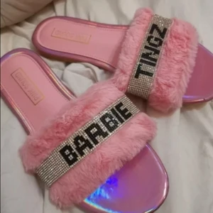 Rosa tofflor  - Rosa fluffiga tofflor 🦄🍸