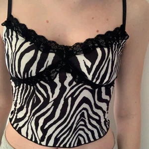 Zebra linne strl XS/34 - Ett zebra linne men spets detaljer. Banden är justerbara. Aldrig använd. Köpare står för frakt (24kr). Betalning sker via swish.