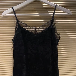 Klänning med spets - Svart stretchig klänning ifrån Bikbok, storlek XS men skulle passa både en S och en M💕 Använd max 3 gånger för hemmabruk. 