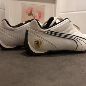 Limited edition puma ferrari - Ett par med Ferrari skor från sent 90 tal. Nästan aldrig använda passar modernt mode och har även en retro tutch till sig. Extremt finna och bra skor skönt memorie sula. Står Ferrari på skosnören. Pris kan diskuteras