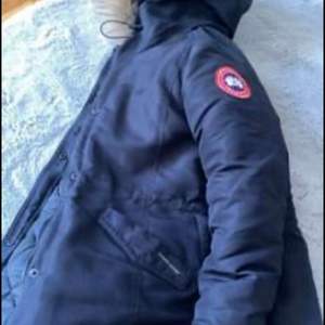 Säljer en canada goose jacka i strl 11-12 år. Den är i bra skick och köpt förra året. 