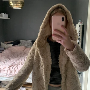 Vera Moda jacka storlek s - En vit päls jacka (inte riktig päls) har används ett par gånger men fortfarande i ett riktigt bra skick. De priset de står + frakt 