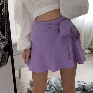 Sommar kjol - Jätte fin sommar kjol säljes då den är för stor! Helt oanvänd och slutsåld på hemsidan. Köparen står för frakt!