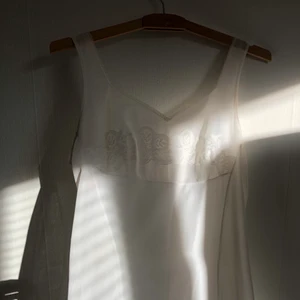 Slip dress - Ett nattlinne / slip klänning som är perfekt till sommaren! Den är lite genomskinlig (se bild) 🥰