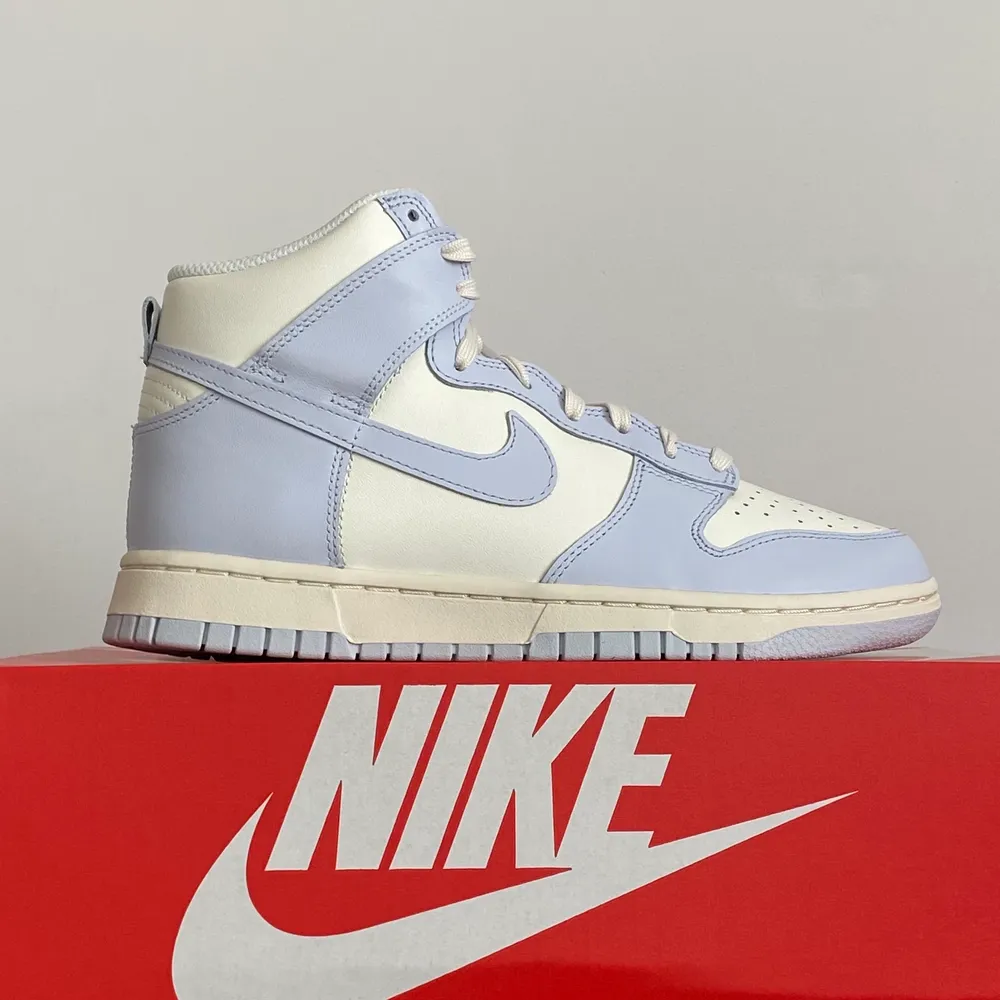 Nike Dunk High Sail Football Grey (W). Brand New (DS). US 8/ EU 39. 2500kr. Meet-up in Stockholm available. No trade/exchange.. Skor.
