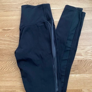 Nike träningstights med mesh och fakeskinn detaljer. XS - Fina tights från Nike med detaljer i mesh och fakeskinn. Knappt använda. I mycket gott skick. 