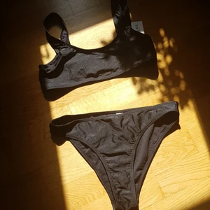 Bikini set - Säljer detta helt oanvända svarta bikini set från NAKD, alla lappar sitter kvar. De är i storlek M men passa nog även S