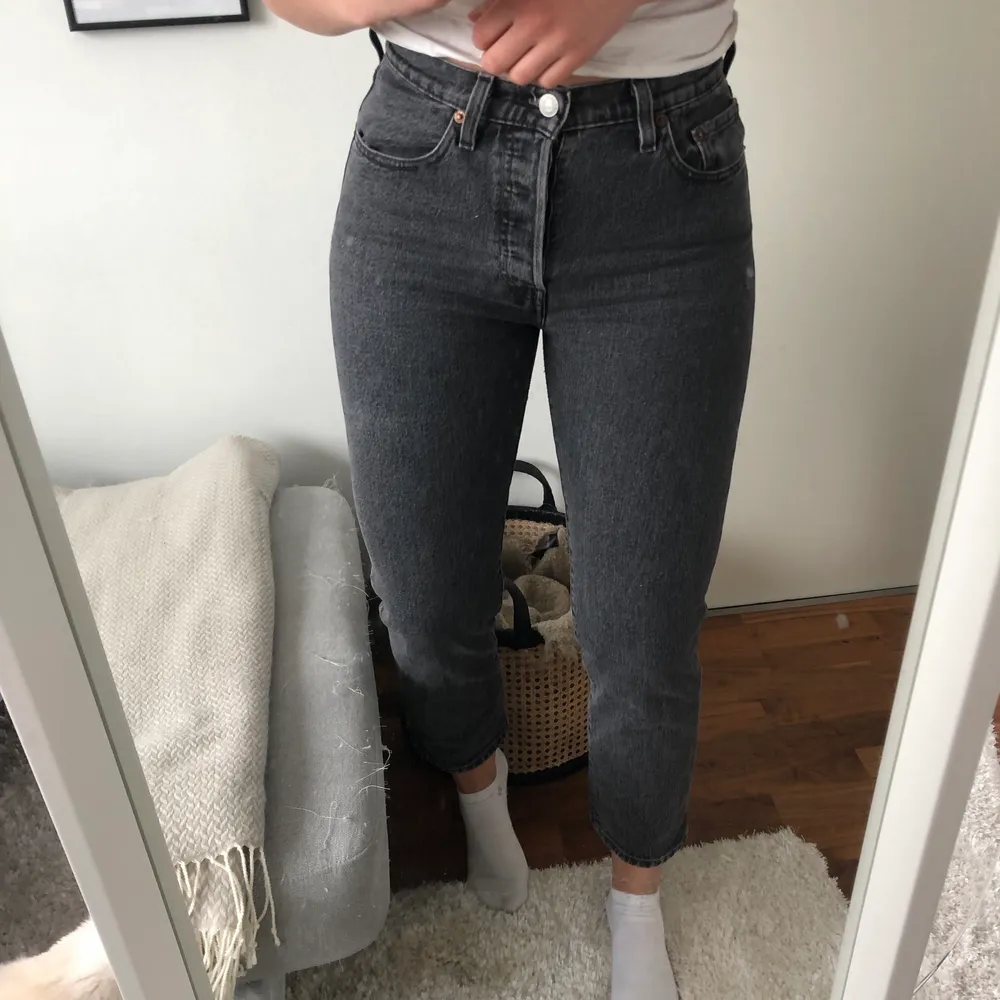 I princip helt oanvända Mom jeans från Levis, storlek 25 och längd 28. 300kr + frakt. Jeans & Byxor.