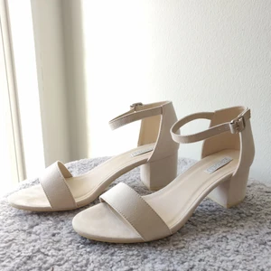 Beiga klackar - Beige/ljusrosa skor från Nelly. Köparen betalar frakt💞