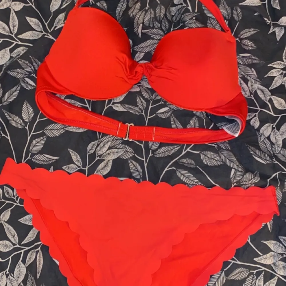 Säljer denna superfina röda bikinin från H&M, aldrig använd och är i storlek M. Övrigt.