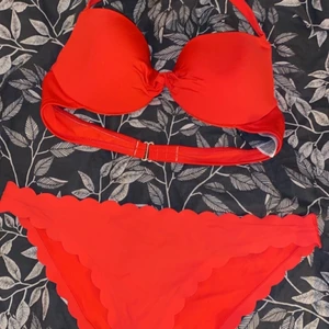 Röd bikini  - Säljer denna superfina röda bikinin från H&M, aldrig använd och är i storlek M