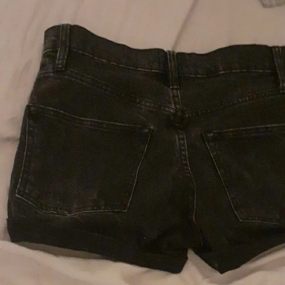Svarta jeansshorts, köparen står för frakten, sitter tight på mig vilket syns på den sista bilden men bär vanligtvis M/L i byxor. Shorts.
