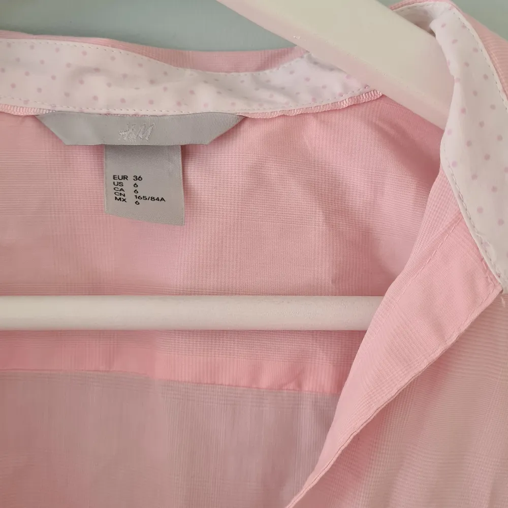 En rosa skjorta från H&M som aldrig använts och är därför i fint skick!. Skjortor.