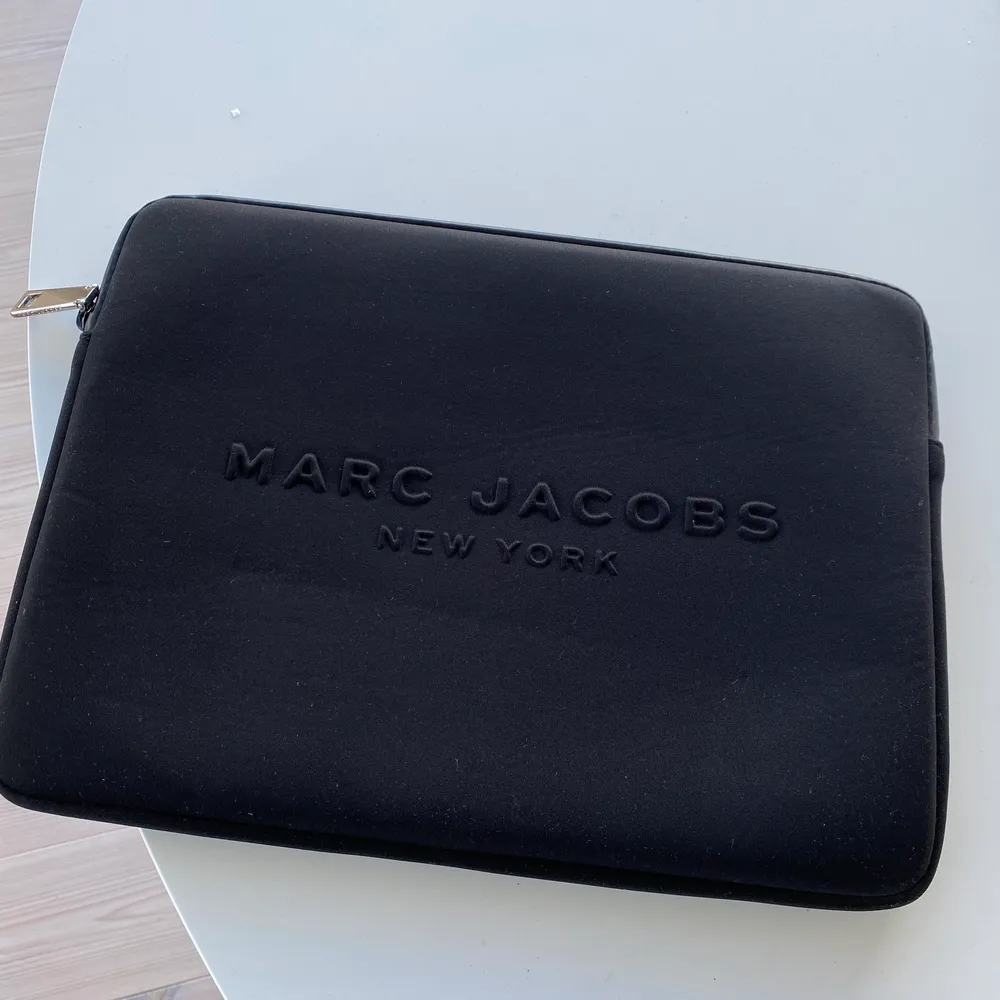 Snyggt datorfodral från Marc Jacobs, som passar både för 13 tums dator, mindre eller möjligen lite större! Använt några gånger men säljer pga att den inte kommer till användning! Köpt på NK för 1199 kr . Väskor.