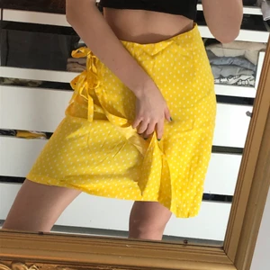 Gul prickig sommar kjol - Super gullig kort sommar kjol som är gul prickig. Köpte på ne butik i paris så har därav inte exakta märket. Super söt! Skulle säga den passar xs, s och m. Hör av dig vid fler bilder!