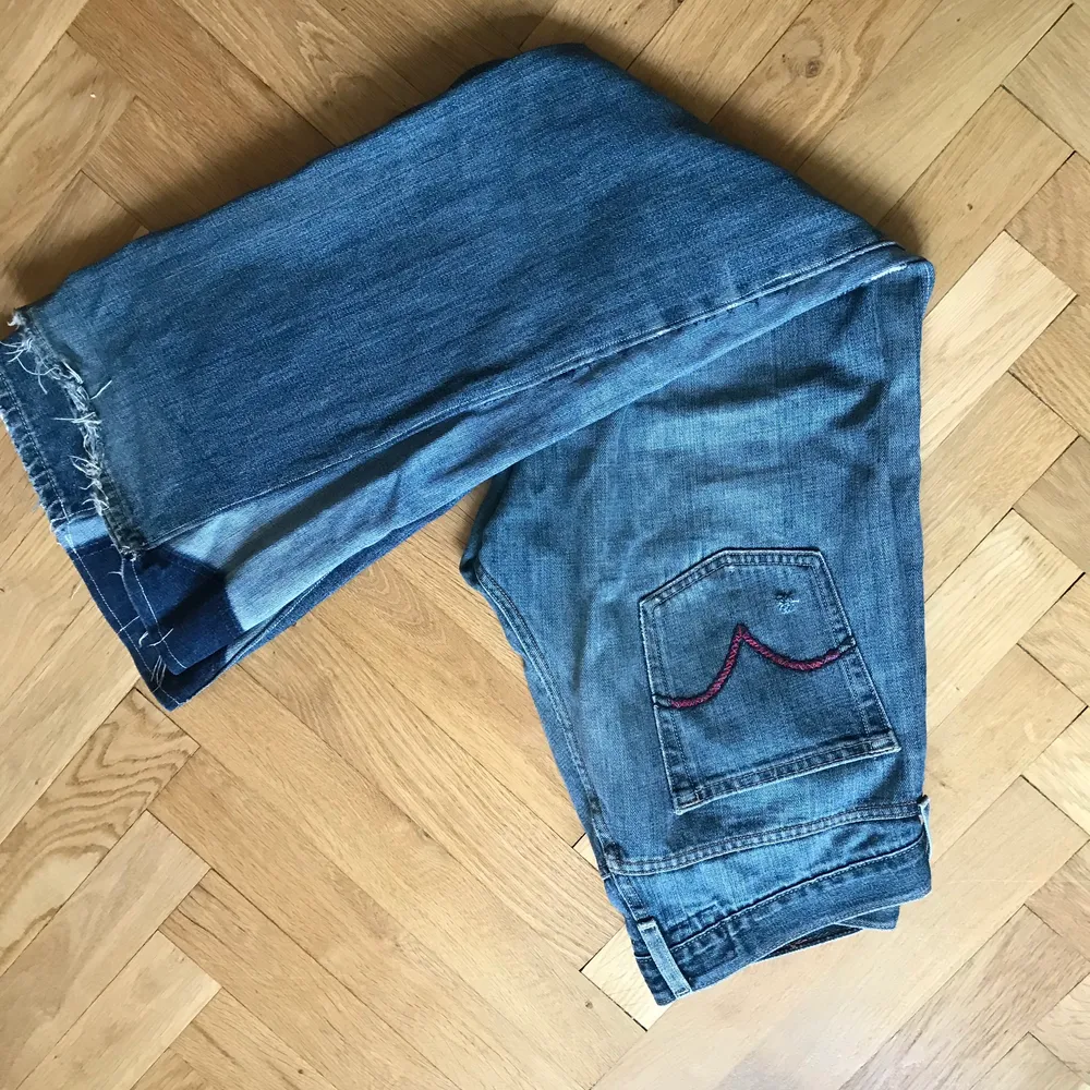 Jeans som jag själv sytt så att de är mer pösiga och vida. Broderat på fickorna.. Jeans & Byxor.
