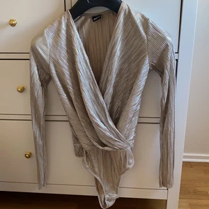 Body strl S  - Body från Gina tricot. Använd Max tre ggr 