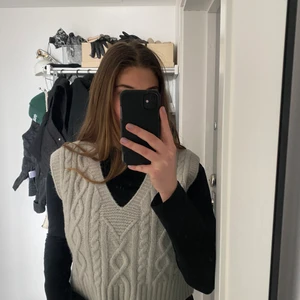 Stickad väst - Stickad bäst från Zara i skönt mjukt material. Aldrig använd pga inte min stil. Superfin!!