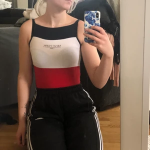 Söt bodysuit - Söt bodysuit säljes då jag har för mycket kläder. Max använd 3 gånger. 