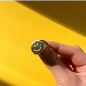 Ring - Jättefin klackring i rostfritt stål med en smiley på :) Finns i storlekarna 6-13. Köparen står för frakten på 12kr! (Säljer dessa via mitt UF-företag @uf.smile) 